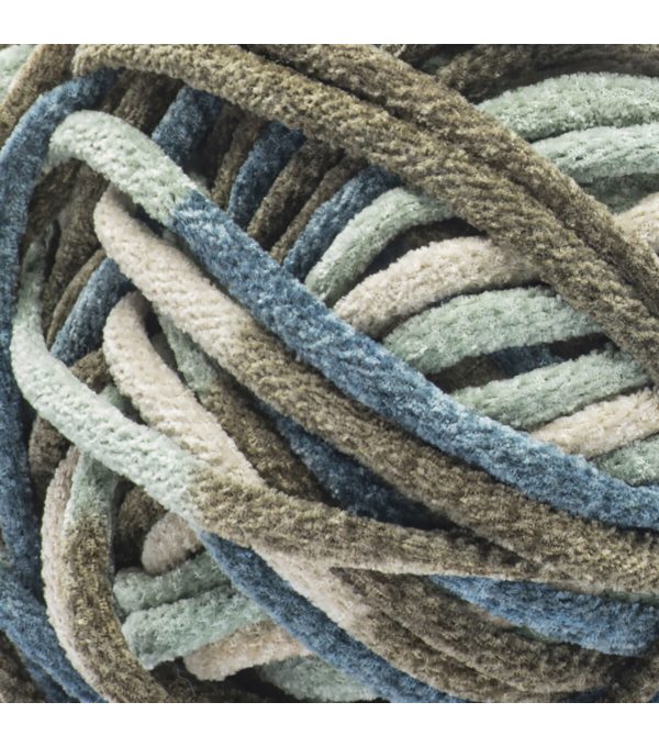 Bernat Plush Blanket 146yds Super Bulky Polyester Clearance Yarn - Image 2